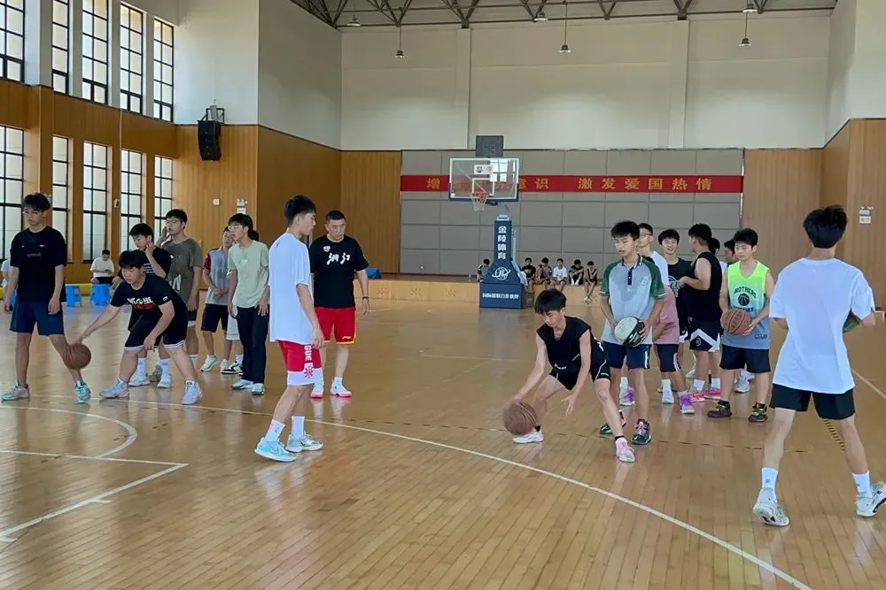 刻苦训练篮球时如何避免受伤的建议_0